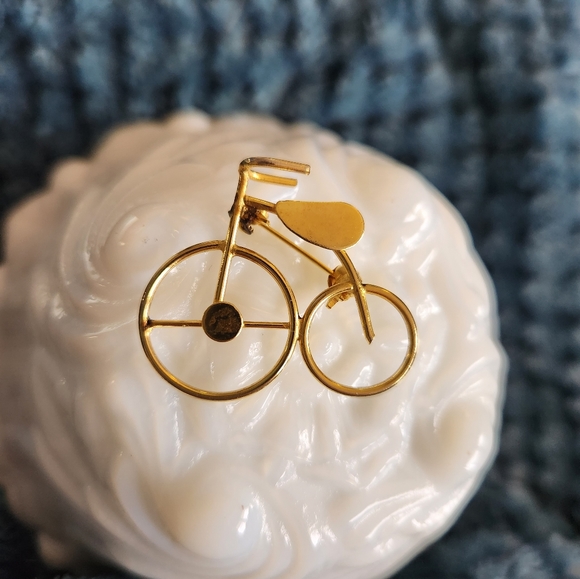 A gold tone antique bicycle pin - Picture 7 of 7